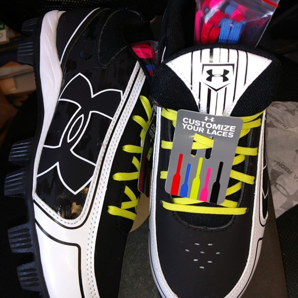 New - Under Armour Softball Cleats - Ladies 8